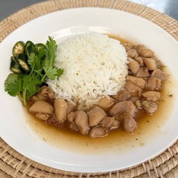 ข้าวหน้าไก่สูตรประจำตระกูล ใช้เนื้อไก่ส่วนสะโพก น้ำราดกลมกล่อมทานกับข้าวสวยร้อนๆ พร้อมผักชีและพริกชีฟ้า สามารถสั่งไข่ดาวและกุนเชียงเพิ่มได้ครับ