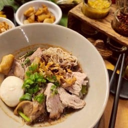 ก๋วยเตี๋ยวเรือแม่ชอบ(Maechobthainoodle) เยื้องตลาดต้นสัก