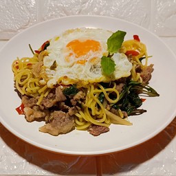 ราเมนกะเพราหมูฟรีไข่ดาว