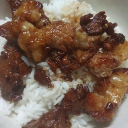 ข้าวเนื้อทอดหวาน-เค็ม เนื้อติดมันแบบฉ่ำๆ  ชิ้นใหญ่เต็มคำ