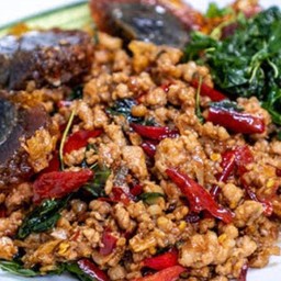 ข้าวกระเพราไข่เยี่ยวม้าไก่สับ