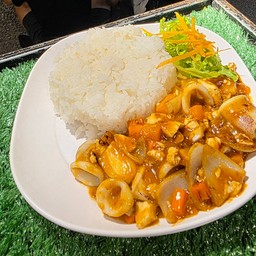 ข้าวราดปลาหมึกผัดไข่เค็ม