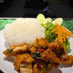 ข้าวกะเพราไก่กรอบ