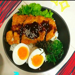 ข้าวหน้าไก่กรอบยำสาหร่ายราดซอส