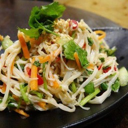 ยำเห็ดเข็มทอง+หมูสับ+ไส้กรอก