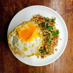 ข้าวกะเพราหมูสับ ฟรีไข่ดาว