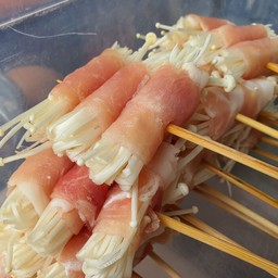 หมูสามชั้นพันเห็ดเข็มทอง