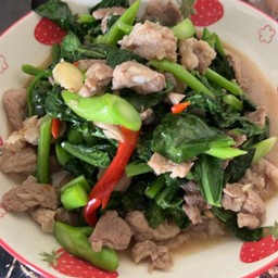 คะน้าหมูชิ้นราดข้าว