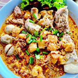 เตี๋ยวยำน้ำข้นกากหมูทรงเครือง