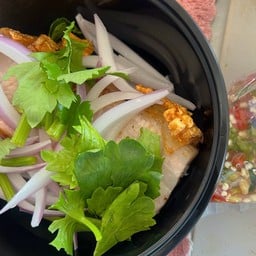 ยำหมูกรอบ