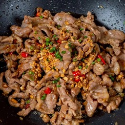 ข้าวหมูผัดพริกกระเทียม