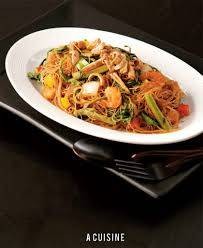 หมี่กระเฉดหมูกรอบ