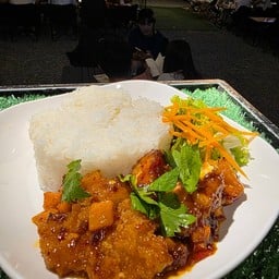 ข้าวราดน้ำพริกเผาไก่กรอบ