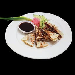 เป็ดปักกิ่งห่อแป้งตอติญ่าอบชีส(Peking duck wrapped in tortillas and baked with cheese)
