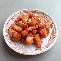 หมูสามชั้นทอดกระเทียม 250 กรัม น้ำจิ้มแจ่ว (กับข้าว)