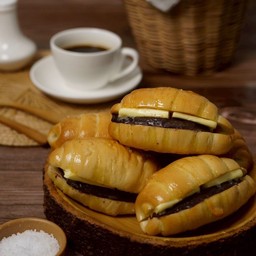 ชิโอะปังถั่วแดงเนย Red Bean Shio Pan