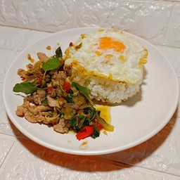 ข้าวกะเพราเนื้อ ฟรีไข่ดาว