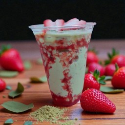 มัทฉะสตรอเบอรี่นมสดเย็น