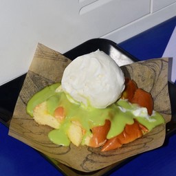 ปังปิ้งใบเตยโปะไอติมกะทิ (ฟรีกะทิ 1 ลูก)