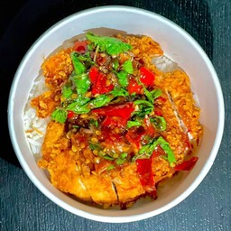 ข้าวหน้าหมูทอดราดซอสกะเพรา ฟรี ไข่ดาว