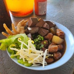 เจน ก๋วยเตี๋ยวไก่มะระ รสเด็ด โรจนะ