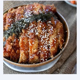 คัตสึด้งไก่ทอดราดซอส