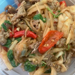 กะเพราหน่อไม้ดองเนื้อเปื่อย (กับข้าว)