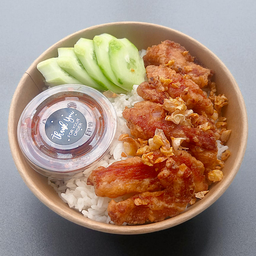 ข้าวหมูทอดกระเทียม น้ำจิ้มแจ่ว (หมูทอด 150 กรัม)
