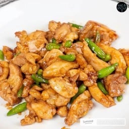 ข้าวไก่ผัดพริกขี้หนู