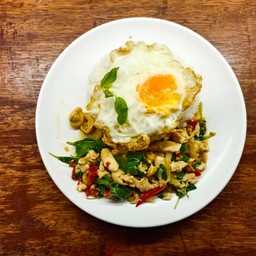 ข้าวกะเพราไก่ ฟรีไข่ดาว