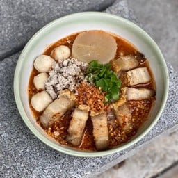 ก๋วยเตี๋ยวหมูกรอบต้มยำ ชาววัง