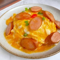 ข้าวไข่ข้นเบคอนไส้กรอก