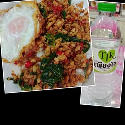 H.กะเพราไก่สับ + ไข่ดาว + ฟรีน้ำดื่ม