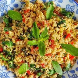 ข้าวหน้ากระเพราไก่สับ