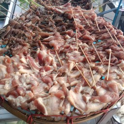 หมูแดดเดียวเสียบไม้ทอด