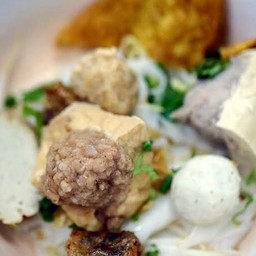 เส้นใหญ่แห้งแคระ