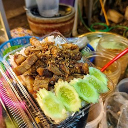 ข้าวหมูสามชั้นผัดกระทียม