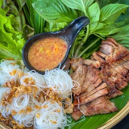 หมูย่างหมักเข้าเนื้อ ย่างจนหอมฉุย เสิร์ฟบนเส้นหมี่เหนียวนุ่ม พร้อมน้ำจิ้มสุดแสบ สะบัดทรวงทุกคำ!