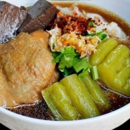 ร้านย.ยักษ์ ก๋วยเตี๋ยวไก่ตุ๋นมะระ หนองโสน