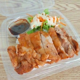 ข้าวไก่ย่างพริกไทยดำ น้ำจิ้มแจ่ว