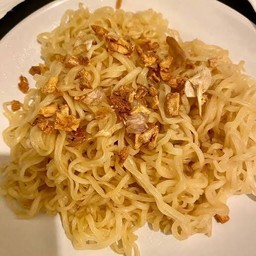 บะหมี่กระเทียมเจียมคลุก