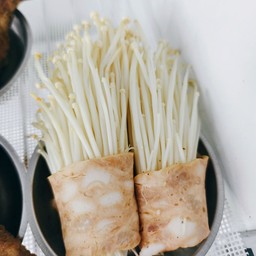 เบคอนพันเห็ดเข็มทอง