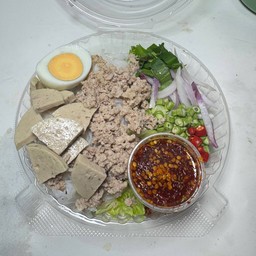 ยำขนมจีนหมูสับ+หมูยอ+ไข่