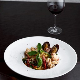 สปาเก็ตตี้ขี้เมาทะเล Spicy spaghetti with mixed seafood and herb