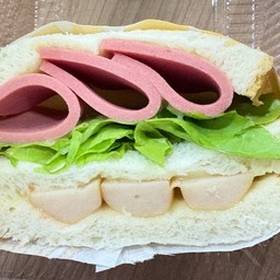 แซนวิซไส้กรอกไก่ โบโลน่าไก่