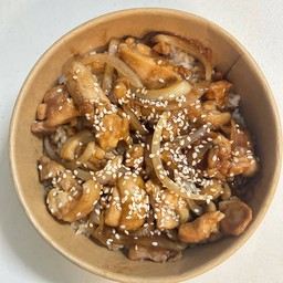 ข้าวหน้าไก่ผัดซอสเทริยากิ