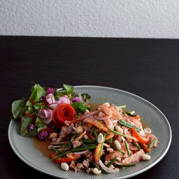 ยำแหนม Salad with sausage