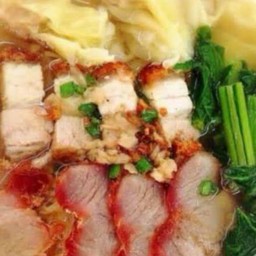 เกี๊ยวหมูแดงหมูกรอบ