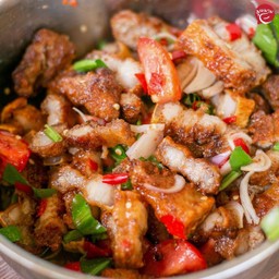 ยำหมูกรอบ