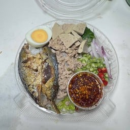 ยำขนมจีนปลาทู+หมูสับ+หมูยอ+ไข่